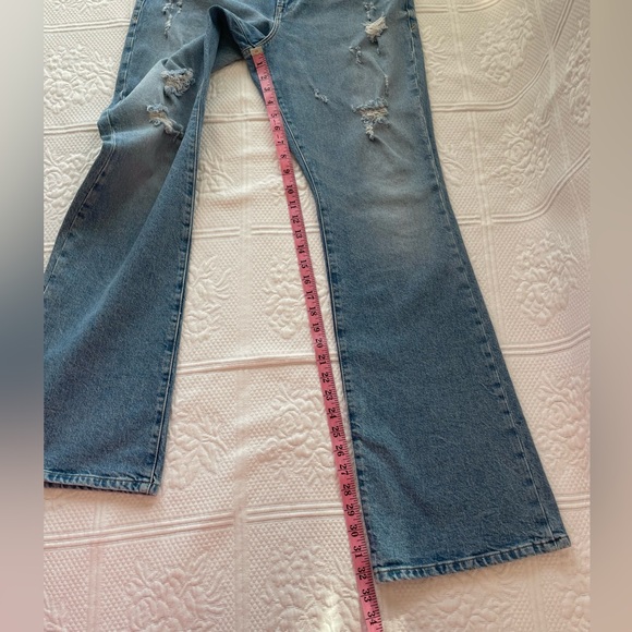 Good American Good Classic Slim Bootcut Jeans Indigo046
GC062T 8/29 Kardashians - Picture 11 of 15